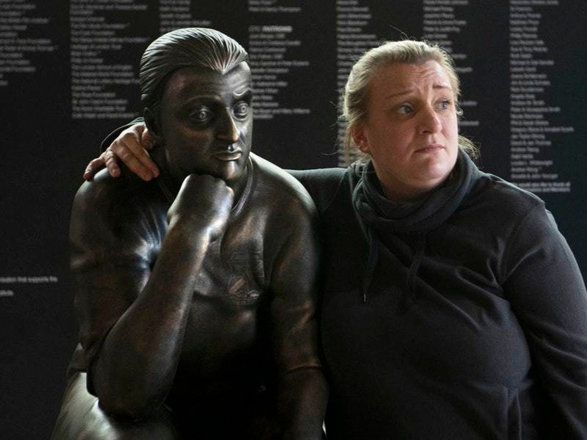 Daisy May and the Kerry Mucklowe statue