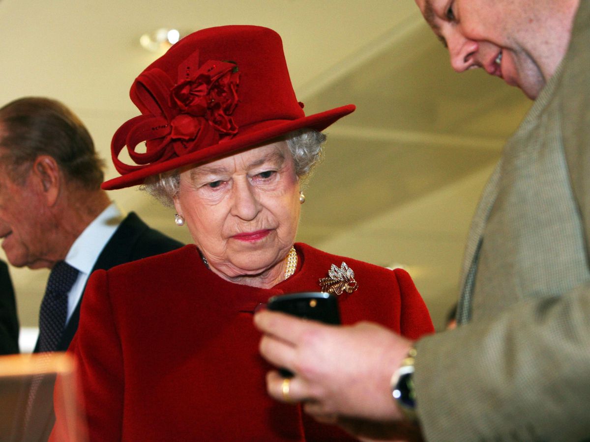 La reine regarde un téléphone portable