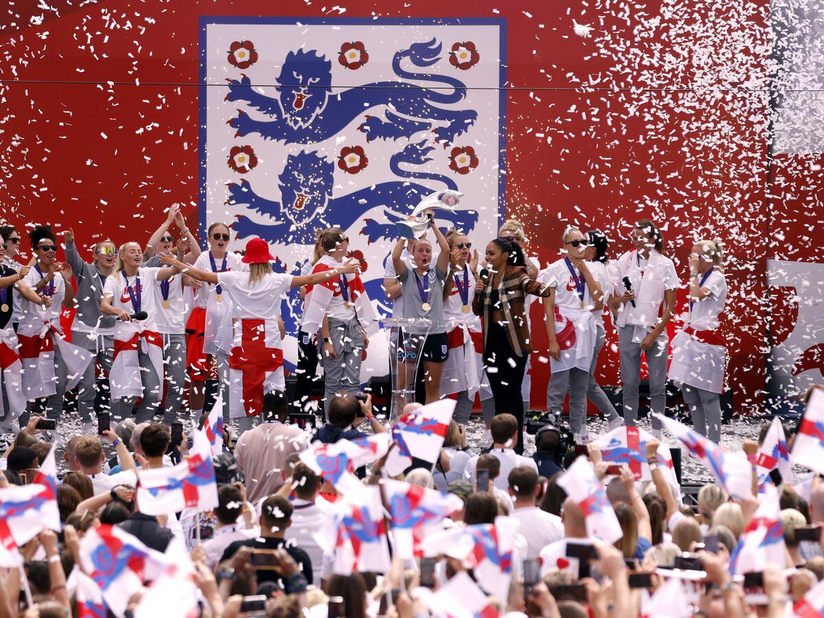 Beth Mead lifts the trophy during a fan celebration in Trafalgar Square to commemorate England's Euro 2022 triumph 
