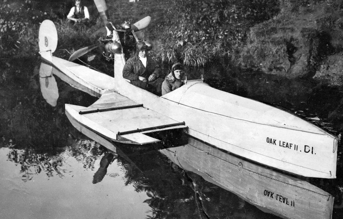 Wallie's first hydroglider, Oak Leaf II, in 1921. With him is his brother-in-law Sid Bray, also from Dudley.