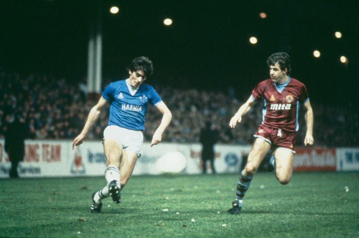Scottish footballer Alan Irvine of Everton (left) plays the ball before Colin Gibson of Aston Villa can intercept, during the English League Cup Semi-Final, 2nd Leg, against Aston Villa, at Villa Park, Birmingham, 21st February 1984. Aston Villa won the match 1-0, with Everton winning 2-1 on aggregate. (Photo by Bob Thomas/Getty Images) Everton.