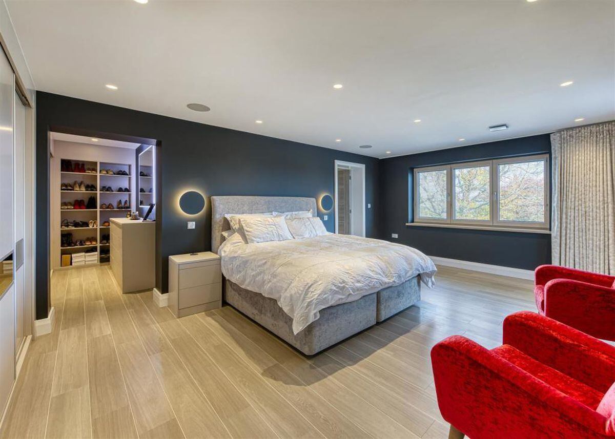 The master bedroom offers yet more stunning views. Photo: Berriman Eaton.