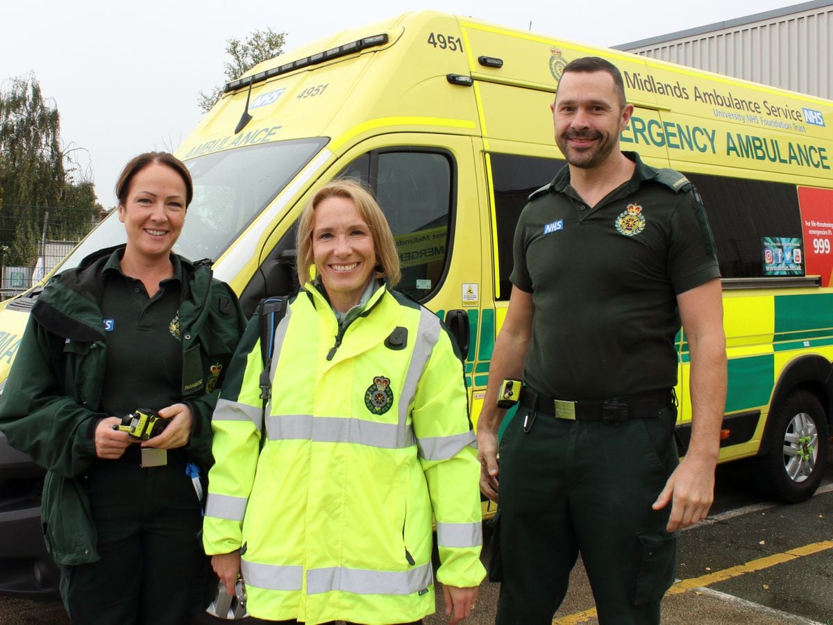 Helen Morgan MP with paramedics Steve Barlow and Julie Stubley
