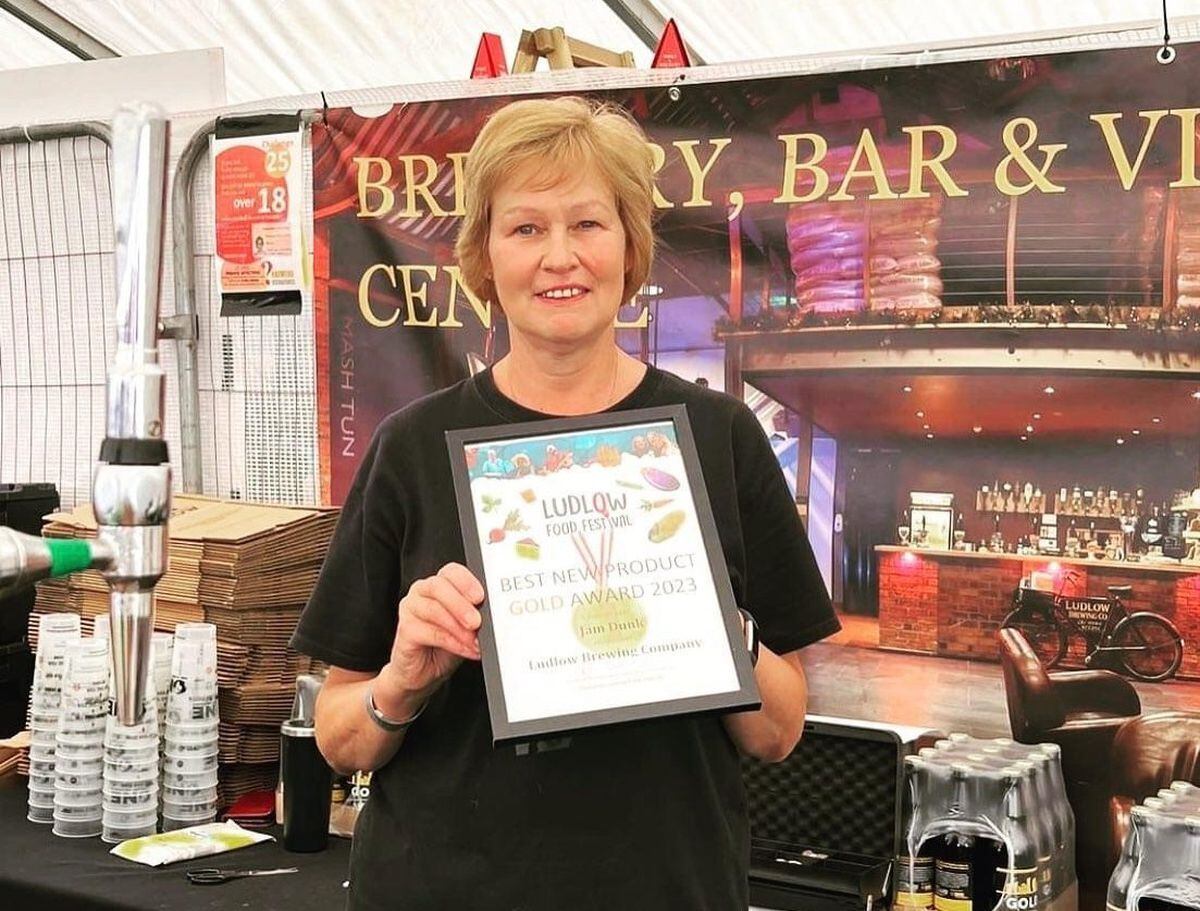 Shirley Jones at the festival bar with the award 
