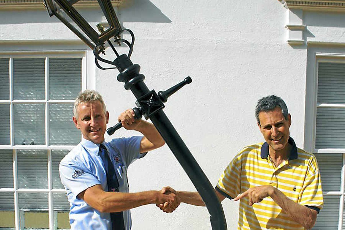 Clive Knowles and Uri Geller with the lamppost which was bent by Mr Knowles for a joke
