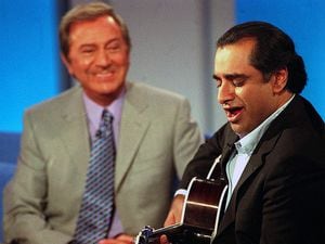 From: THAMESDES O'CONNOR TONIGHT on Friday 03 October 2003Picture shows: DES O'CONNOR and SANJEEV BHASKAR