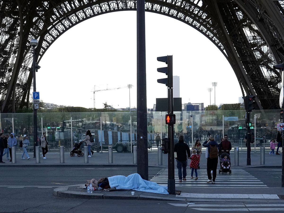 La police française expulse des centaines de personnes d'un entrepôt abandonné à Paris avant les Jeux olympiques