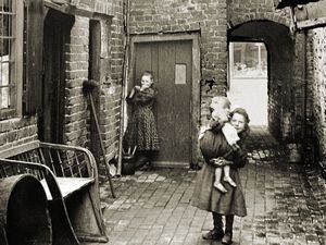 Photograph courtesy of Gareth Thomas. This photo is from the early 1900s. Drew’s Court behind No. 119 Corve Street, now the site of Tesco, was typical of the squalor and overcrowding of many of Corve Street’s dwellings