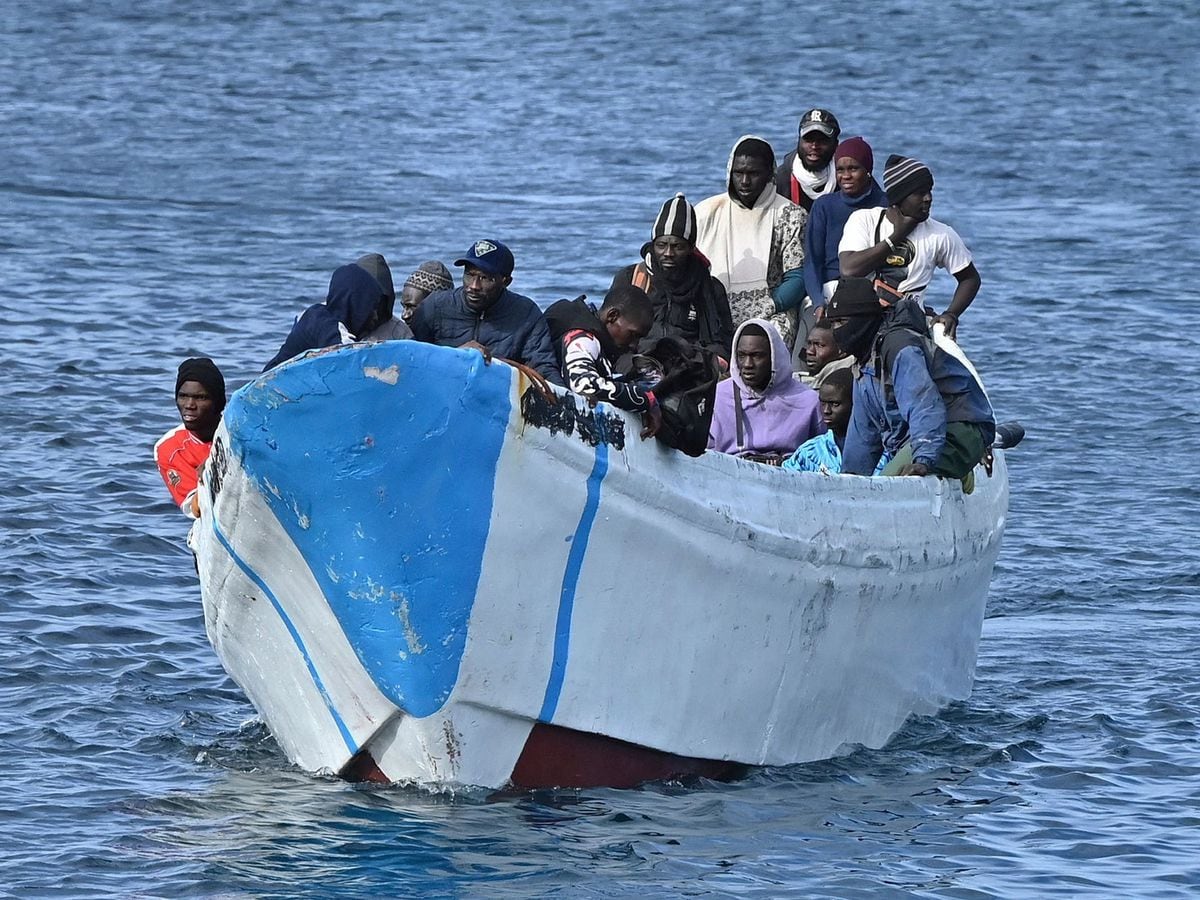 España dice que más de 1.000 inmigrantes han llegado a Canarias en tres días