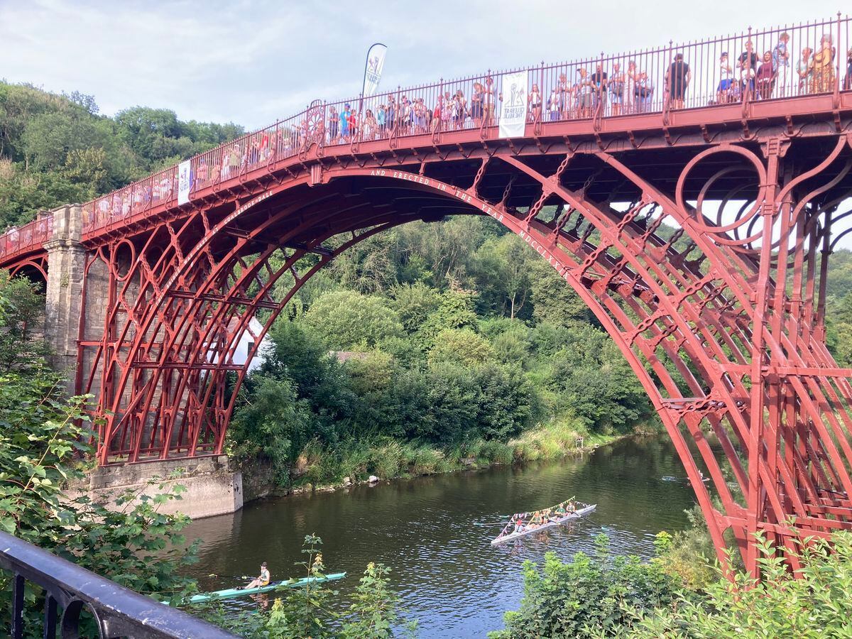 The relay passed under crowds on the Iron Bridge