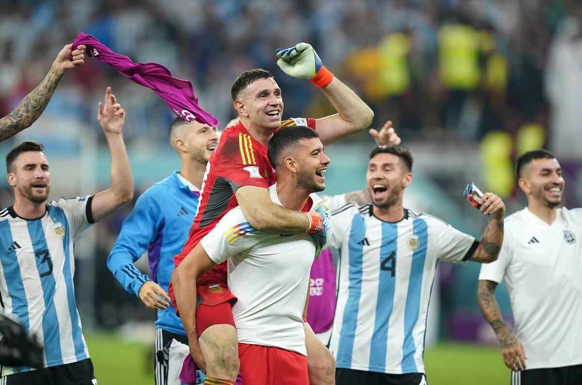               Argentina goalkeeper Emiliano Martinez celebrates a