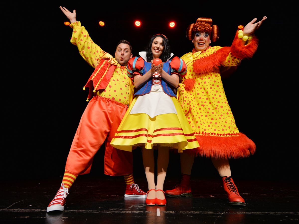 Carl Dutfield as Muddles, Chloe Barlow as Snow White, and Ian Smith as Dame Dolly