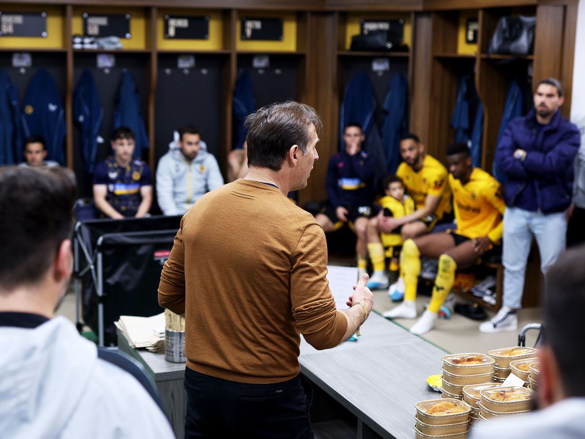 Julen Lopetegui speaks with the players in the dressing room (Getty)