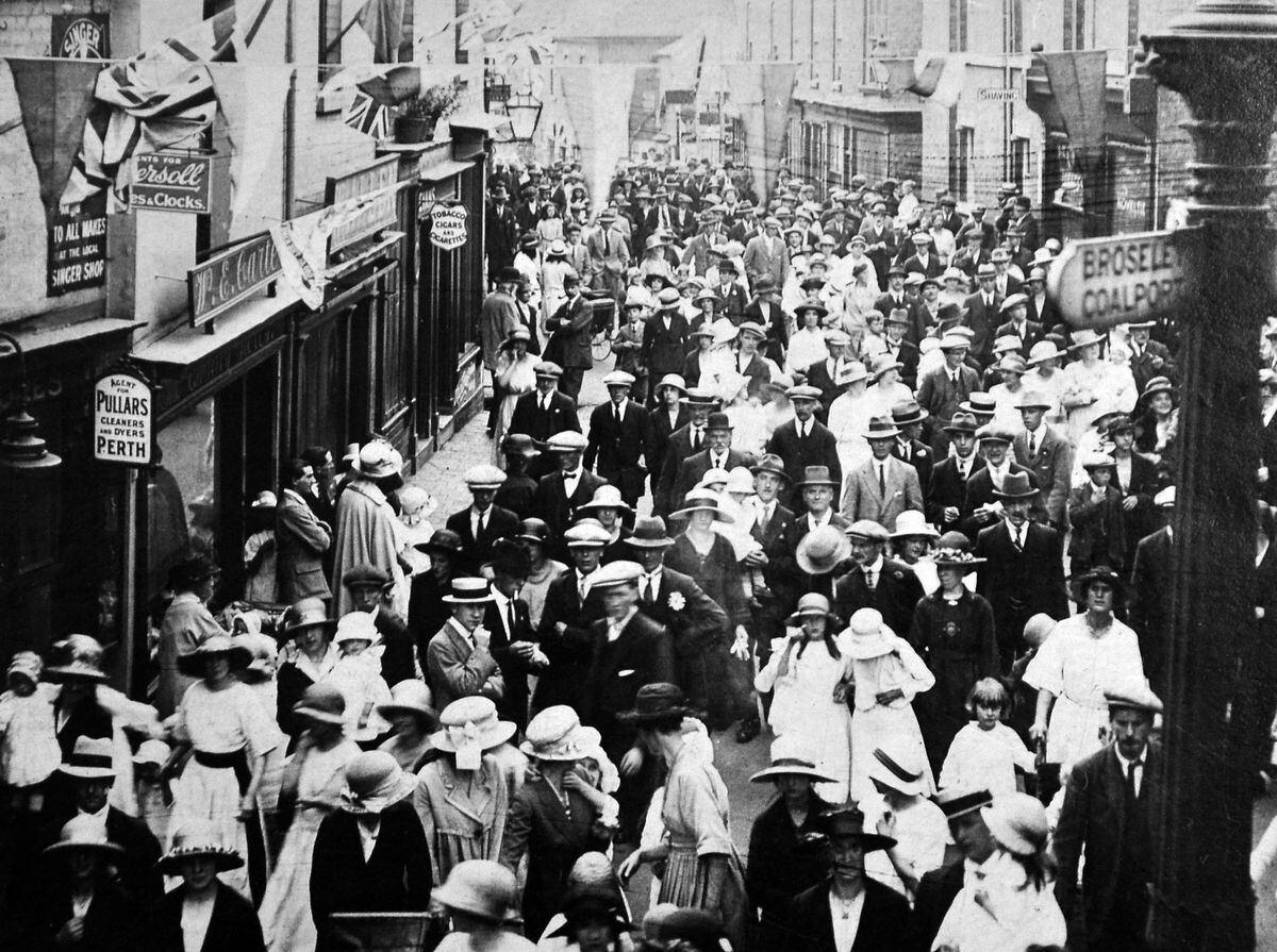 Crowds turn out in Ironbridge on Sunday, August 12, 1923, to welcome home their heroes.