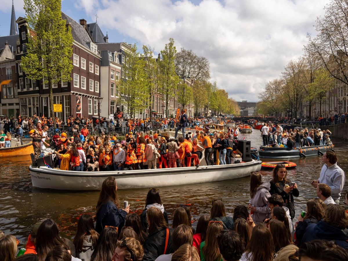 Mensen verkleedden zich in oranje om de verjaardag van de Nederlandse Koning te vieren