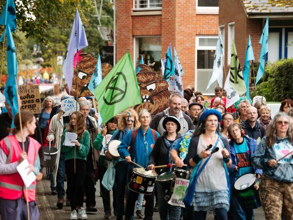 SHREWS COPYRIGHT SHROPSHIRE STAR JAMIE RICKETTS 24/09/2023 - World Rivers Day march and rally held by extinction rebellion from Benbow Quay to Shrewsbury Quarry. In Picture: Marching through Victoria Quay.