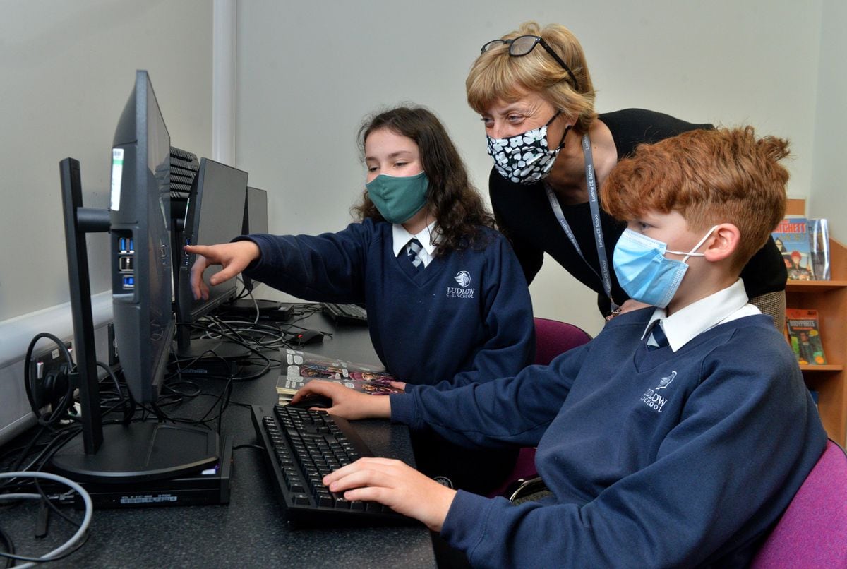 SOUTH COPYRIGHT SHROPSHIRE STAR STEVE LEATH 13/01/2022..Pic at Ludlow C E School for a saturday feature. Pupils in masks and in some cases coats as leaving the windows in the classroom leaves it cold.  Headteacher: Paula Hearle with pupils: Flynn Neath 11 and Anya Twiddy 11..