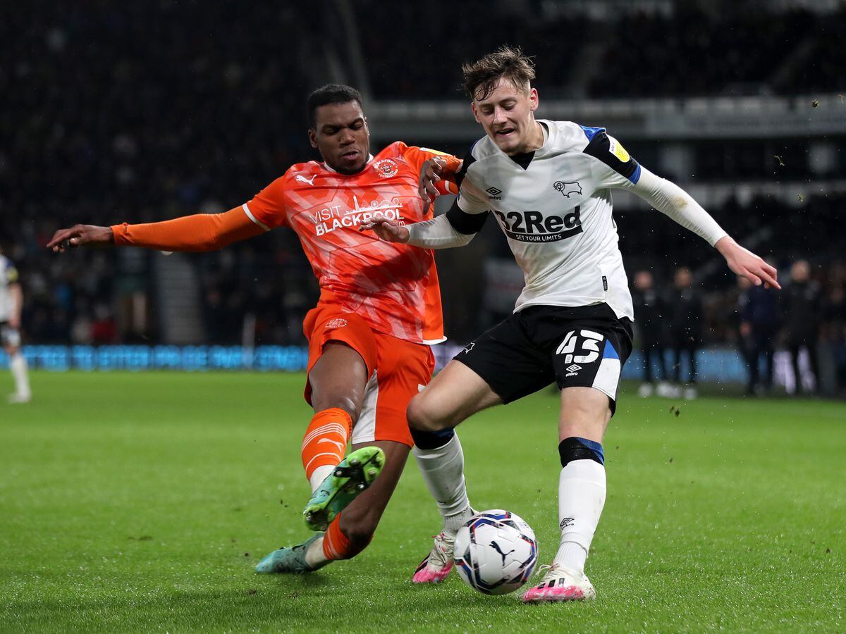 Blackpool's Dujon Sterling (left) and Derby County's Dylan Williams battle for the ball during the Sky Bet Championship match at the Pride Park Stadium, Derby