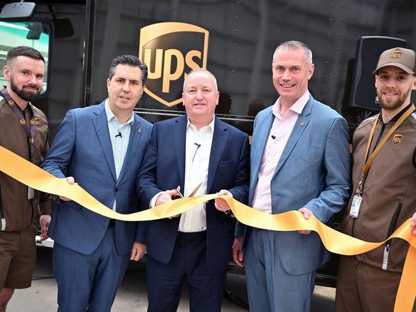 Daniel Carrera (left) – President of UPS Europe, Mark Pritchard MP (centre), and Rick Fletcher (right) – Managing Director, UPS UK, Ireland & Nordics, were joined by two UPS drivers for the opening.