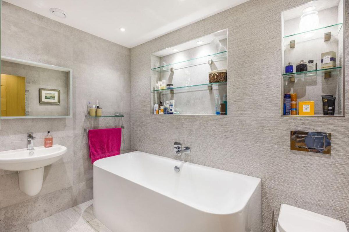 Another bathroom with a large tub. Photo: Strutt & Parker/Rightmove
