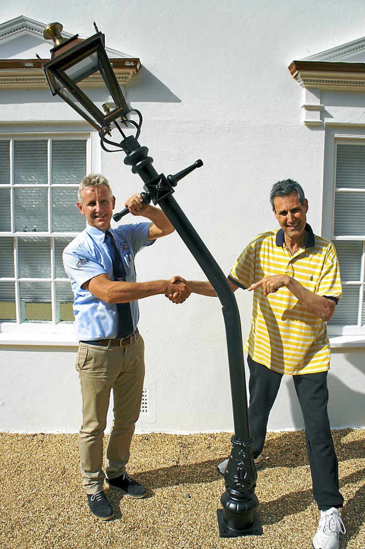 Clive Knowles and Uri Geller with the lamppost which was bent by Mr Knowles for a joke
