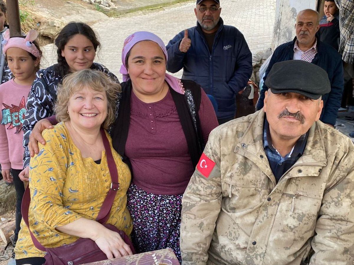Shropshire ailesi Türkiye’deki depremzedelere yardım ediyor