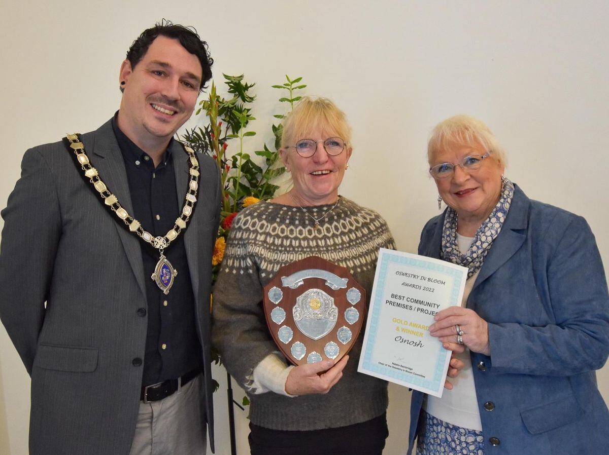 OsNosh head gardener Lesley Wills (centre) receives the Oswestry In Bloom award from judge Margaret Thrower and mayor of Oswestry Town Council Jay Moore.