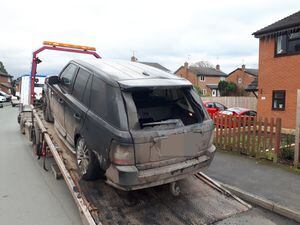 The burned-out Range Rover. Photo: @OsCops