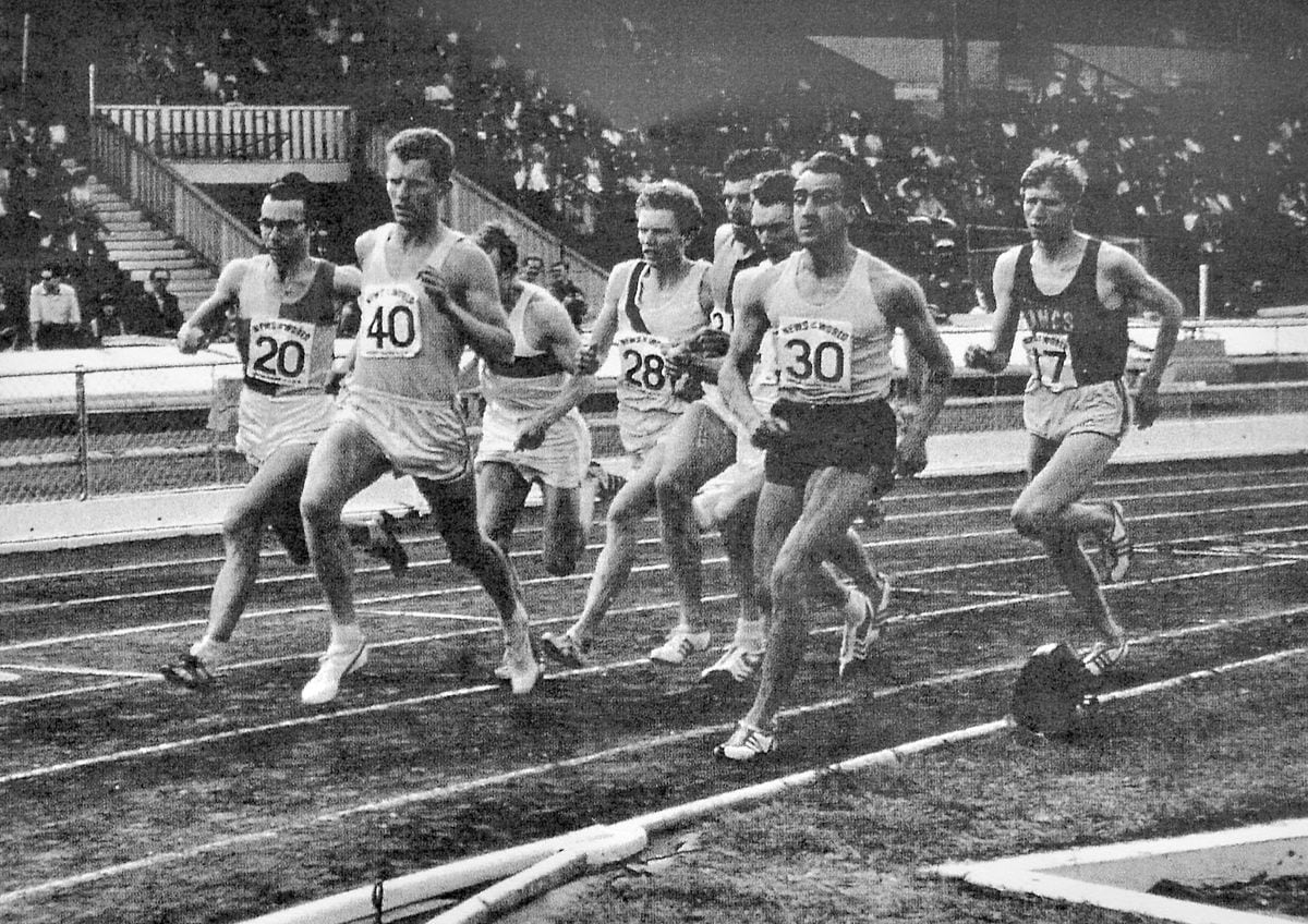 The runners jockey for position early in the race  – Robbie is number 40, and Boulter is number 7.