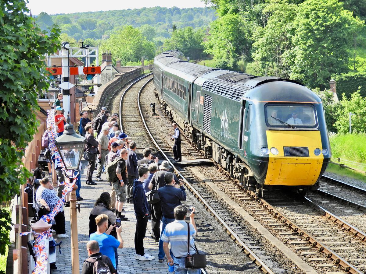 Taunton Castle HST attracting attention at Bewdley