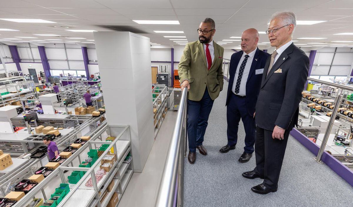 Foreign Secretary James Cleverly MP (left) with Shaun Dean, CEO of Invertek Drives Ltd and Senior Vice President of Sumitomo Heavy Industries, and Japanese Ambassador to the UK, Mr Hajime Hayashi