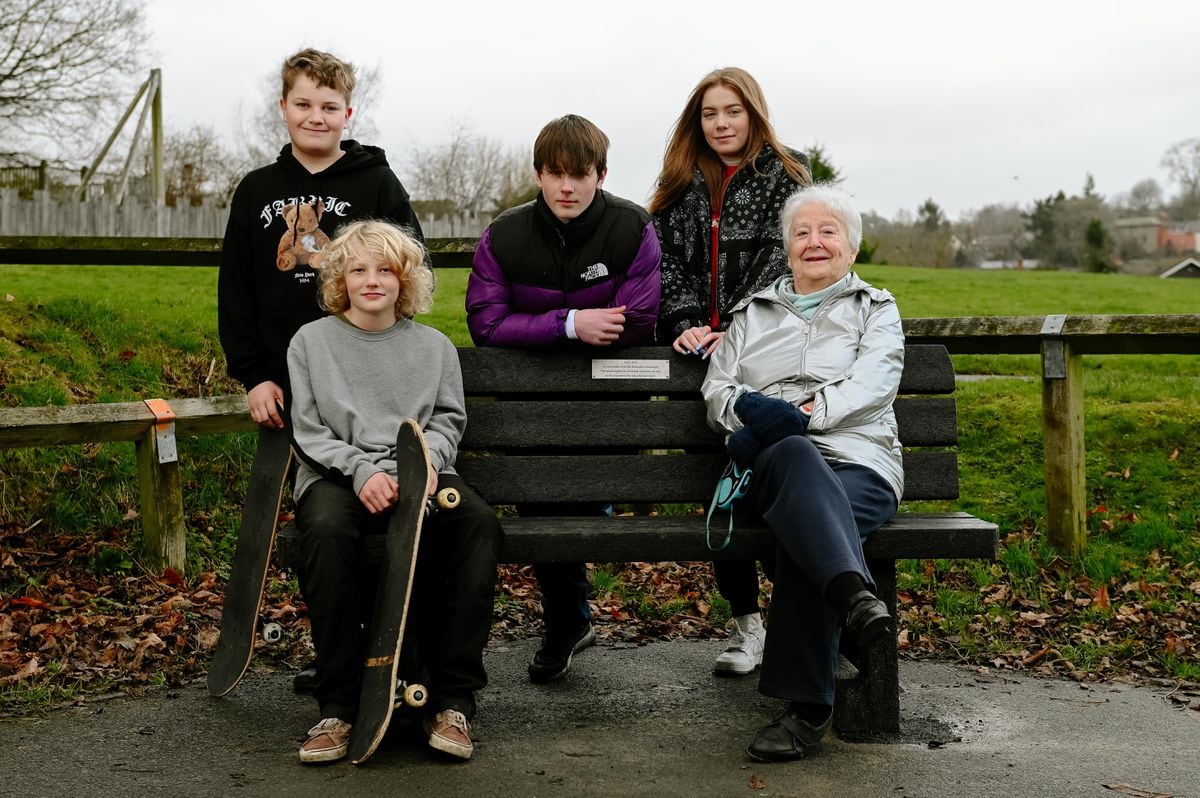 Pat Wainwright of Bishops Castle set up a memorial bench in the skate park where she walked with her husband, Gordon.  In the picture L> R: Josh Lewis 12, Rowan Williams-Howells 12 (front), Jordan Rackham 17, Martha Lewis 16 and Pat Wainwright”/></noscript></div>
</div><figcaption class=