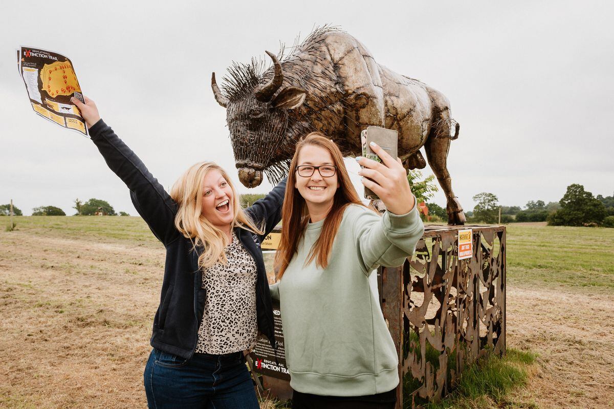 Alice Turnbull and Joanne Jones take a selfie on the trail
