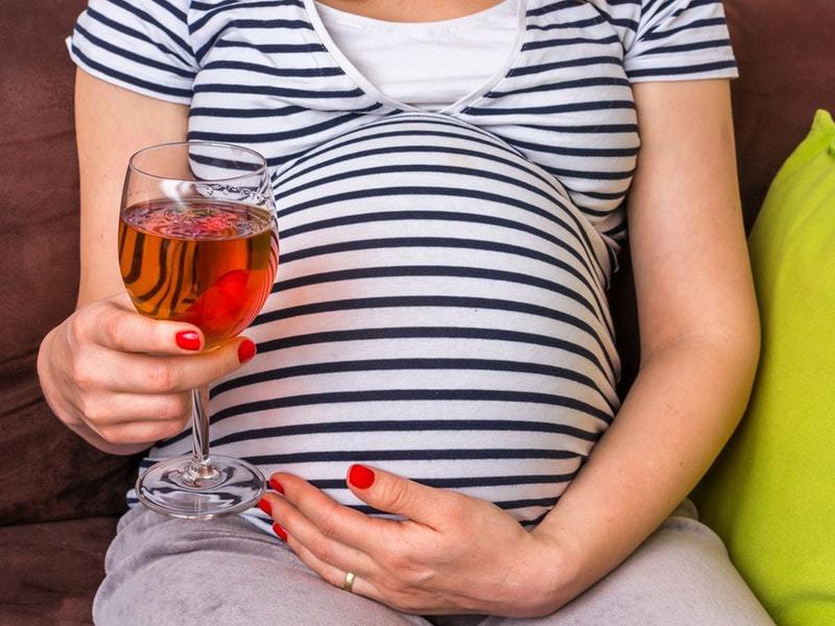 Фотосессия беременных с вином. Вино для беременных. Pregnant woman drinking Beer.