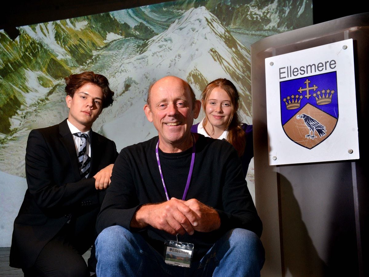 NORTH COPYRIGHT SHROPSHIRE STAR STEVE LEATH 22/09/2022..Pic at Ellesmere College where explorer, mountaineer: Simon Yates, was visiting to talk to pupils. Pictured with pupils: Lukasz Galazka 17 and Poppy Coe 14..