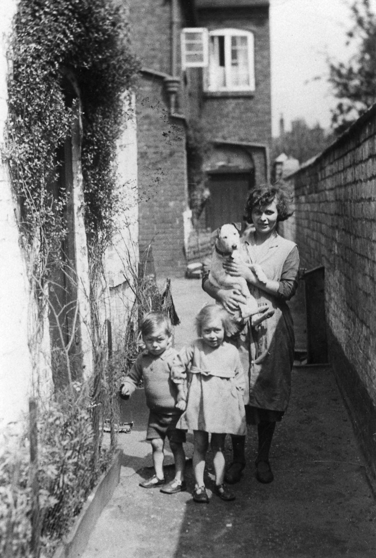 This family were in "Court 10" in 1926. It ran between 99 High Street and Beaumaris Road.