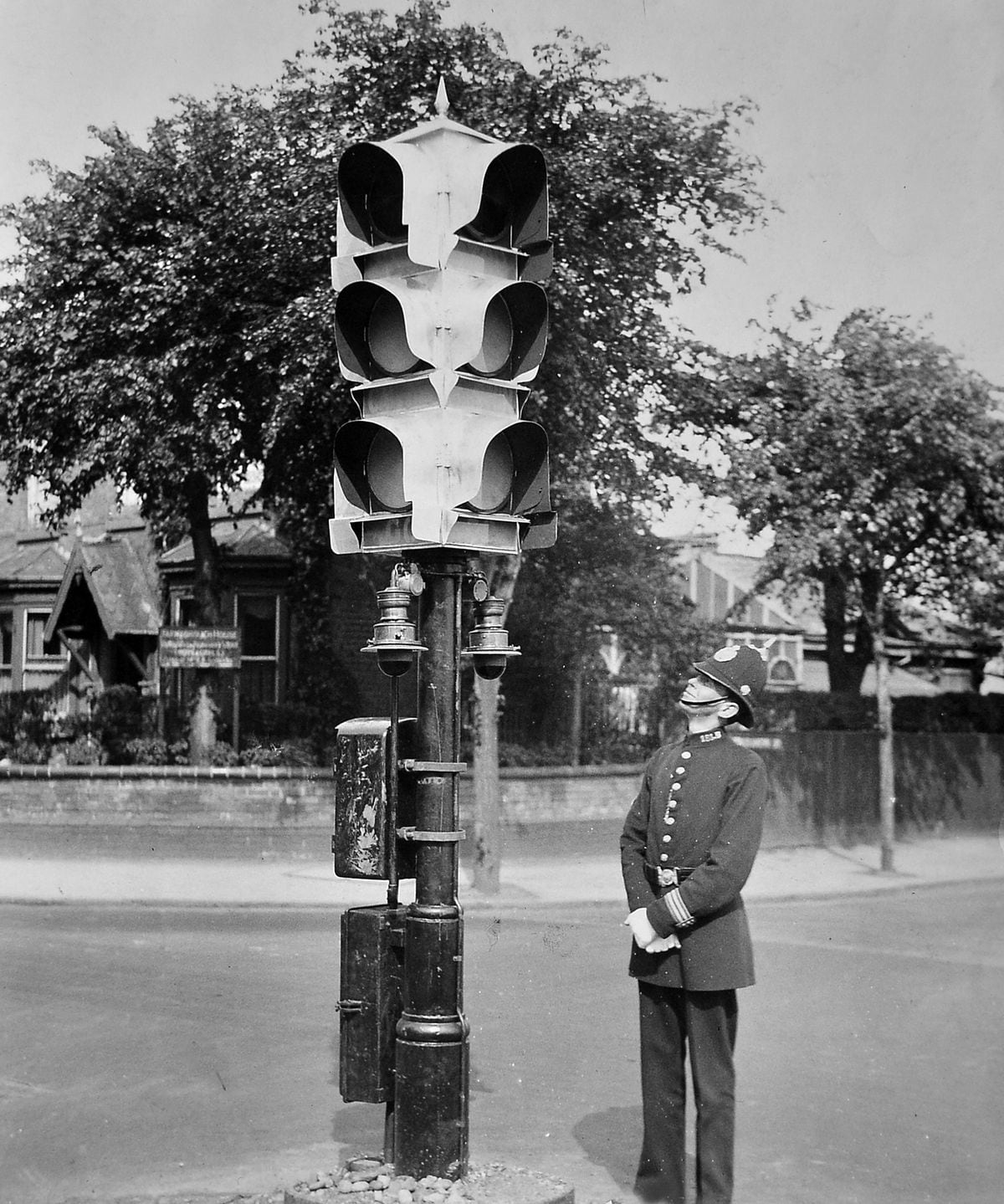 A police officer admires Birmingham's first "robot traffic policeman"