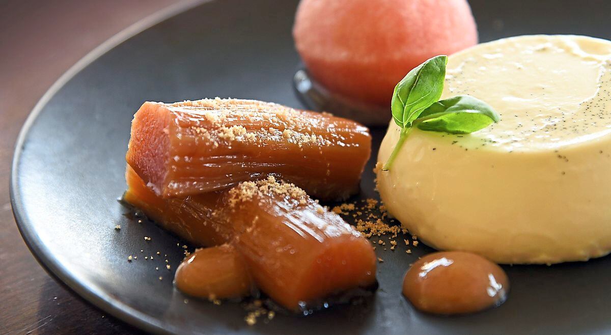 Lovely wobbly – rhubarb panna cotta dessert