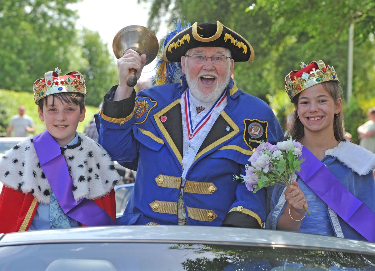 Town crier Peter Taunton joined by the carnival king and queen