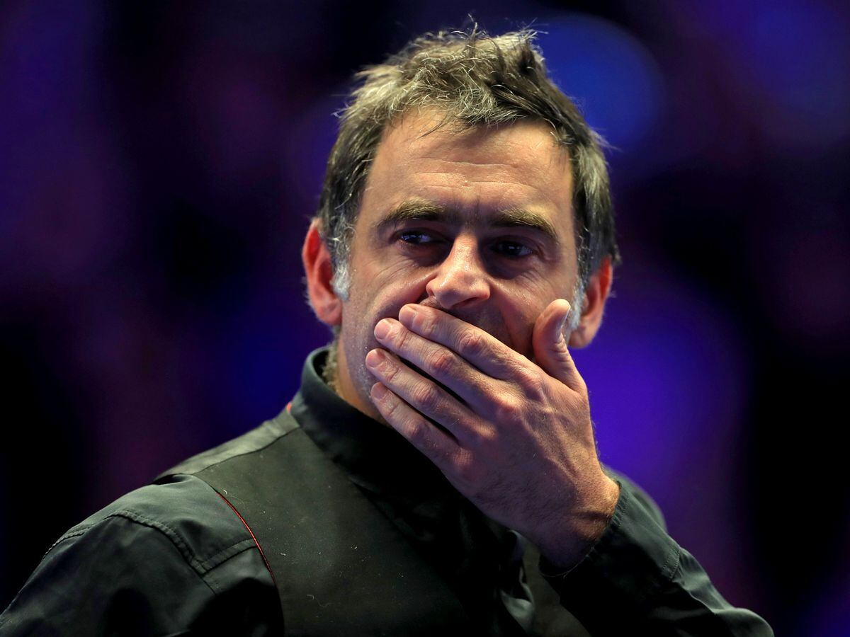 Ronnie O'Sullivan puts his hand over his mouth