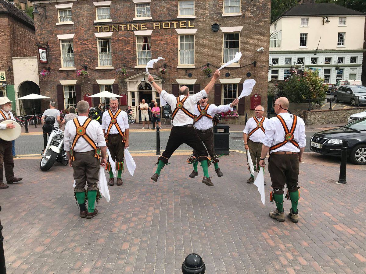 The group performing outside The Tontine Hotel, Bridgnorth 