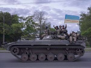Ukrainian servicemen on a tank. Photo: AP/Bernat Armangue