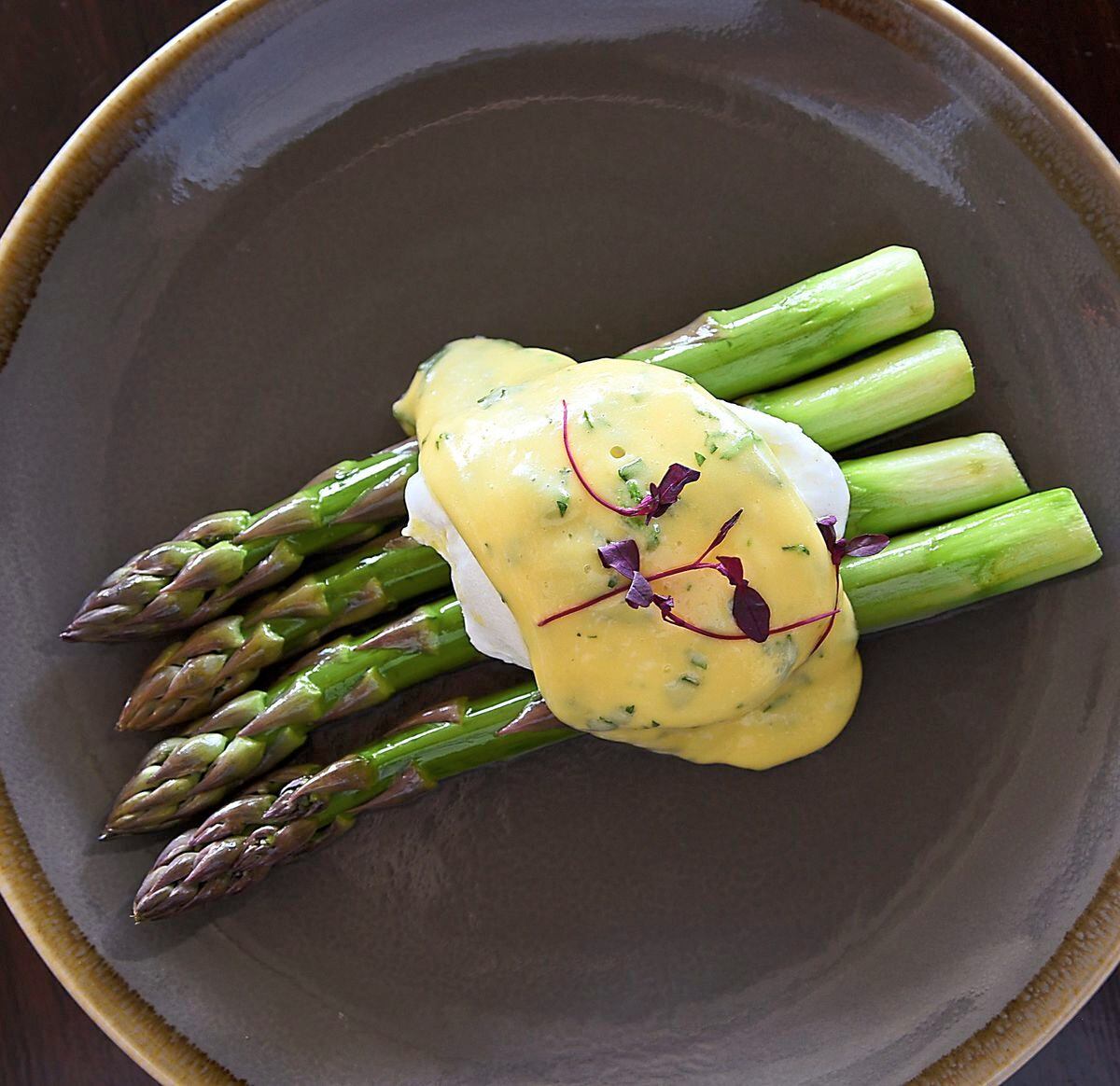 Golden glory – asparagus with a poached egg