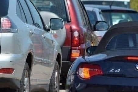 Fahrzeugbrand auf der M6 führt zu Fahrbahnsperrungen, Rauch breitet sich ...